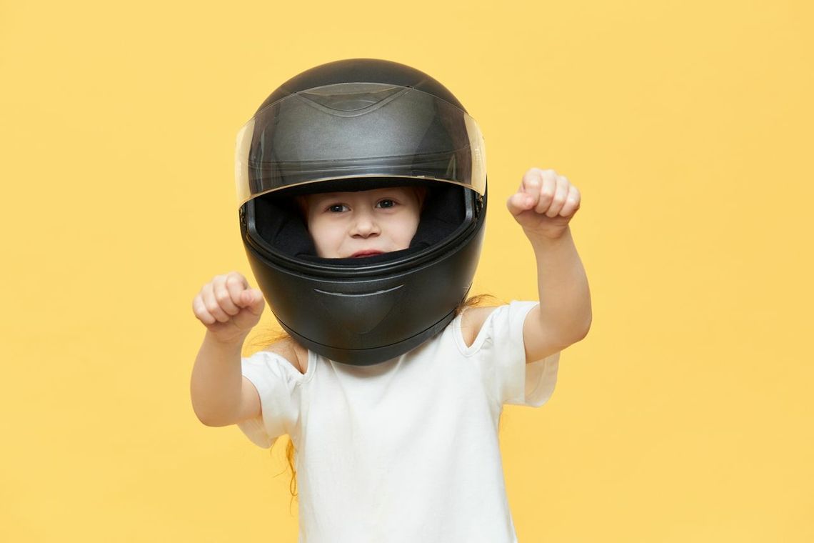 Jak wybrać kask motocyklowy dla dzieci: czym się kierować i jak zapewnić bezpieczeństwo?