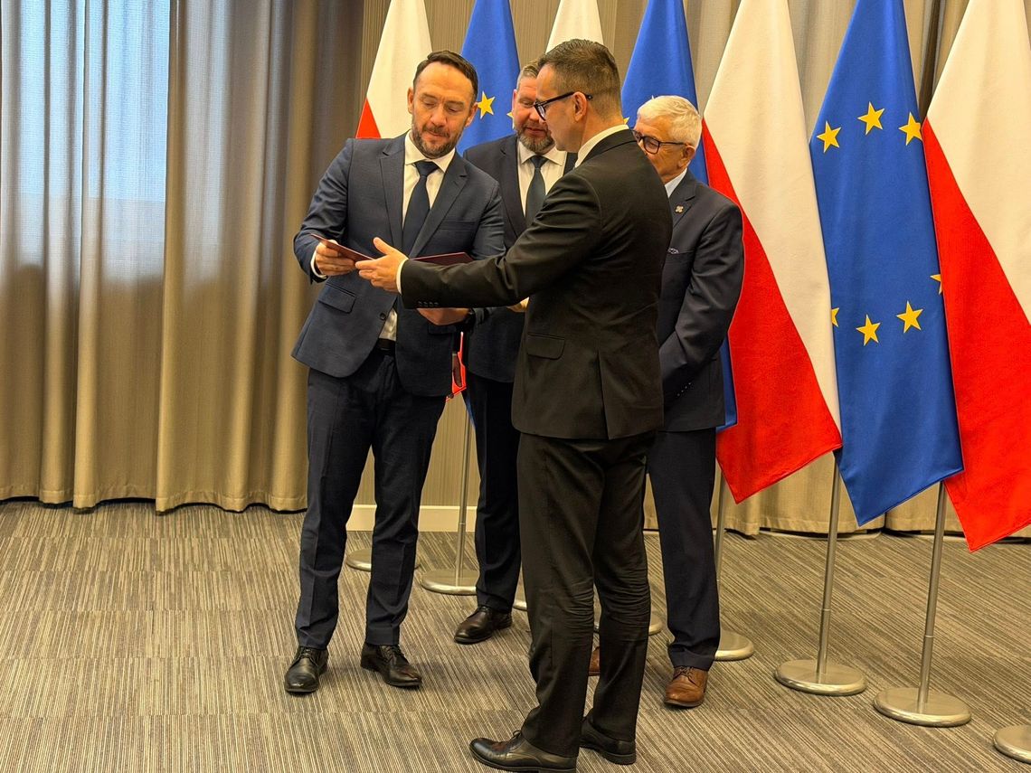 Janów Podlaski. Burmistrz odebrał akt nadania statusu miasta Janów Podlaski. Burmistrz odebrał akt nadania statusu miasta