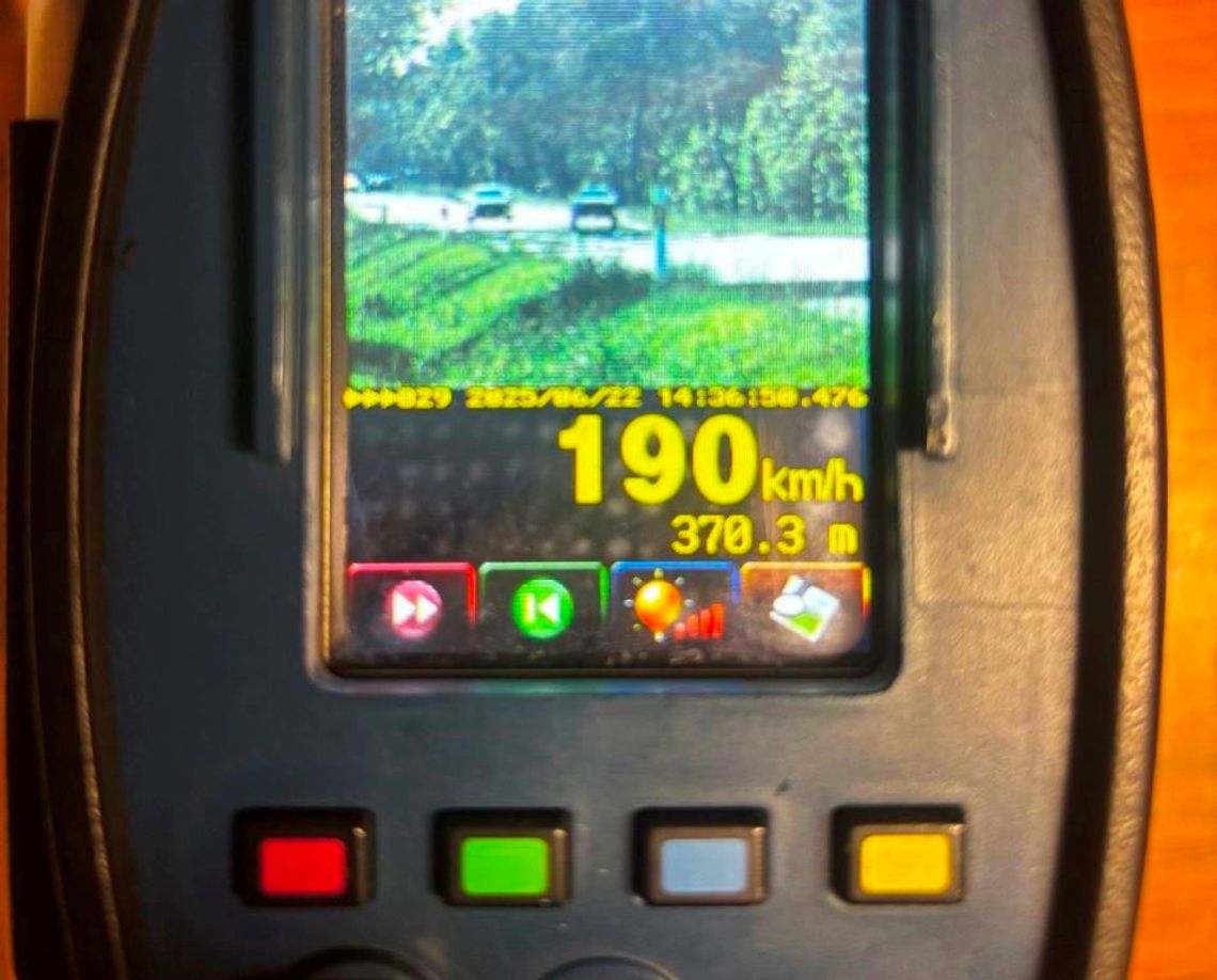 Jechał 190 km/h i nie zatrzymał się do kontroli