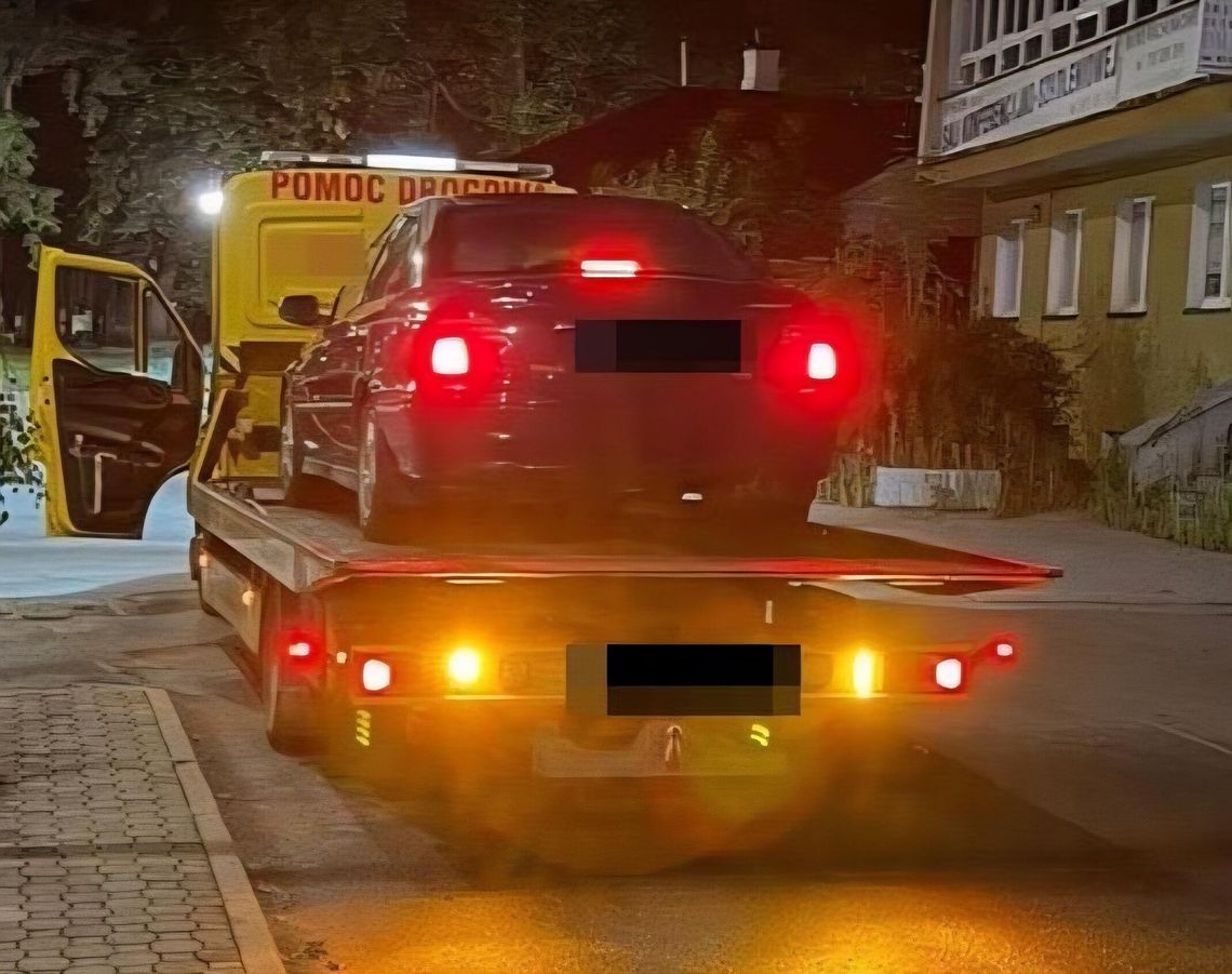 Jechał, choć miał 3 dożywotnie zakazy prowadzenia auta samochód na lawecie