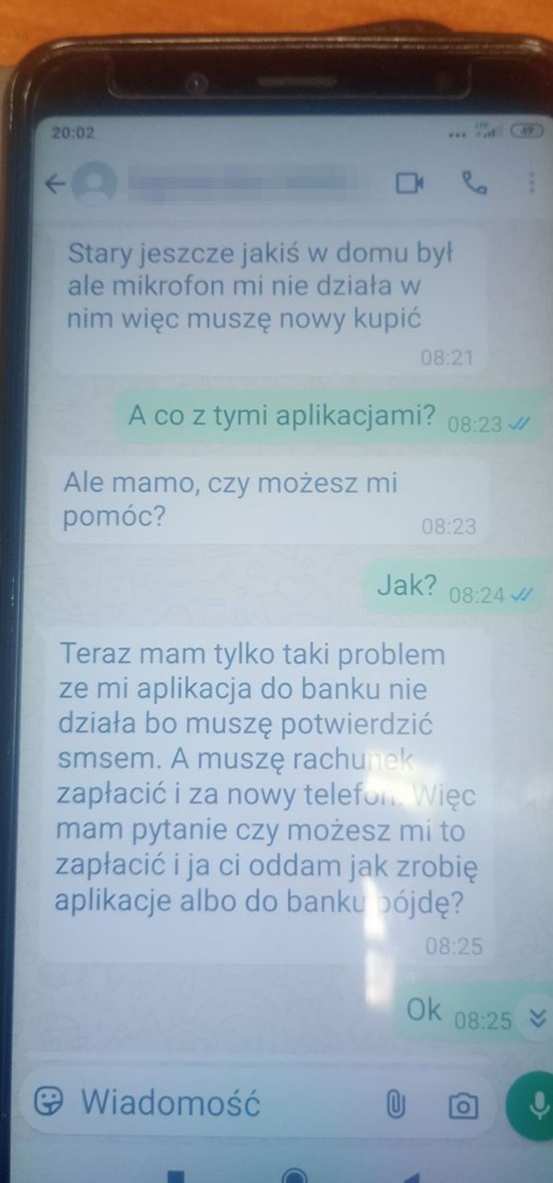 Jej telefon wpadł do toalety... przynajmniej tak myślała matka