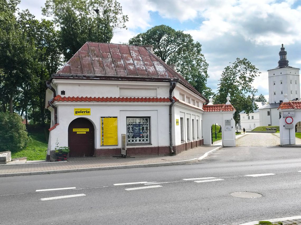 abytkowy budynek kordegardy przy bramie głównej do założenia parkowo-zamkowego Radziwiłłów w Białej Podlaskiej, lipiec 2025