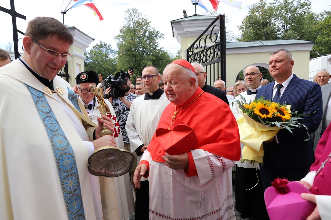 Kard. Stanisław Dziwisz jest już w Kodniu. Poświęcił pomnik Powstanców Styczniowych [ZDJĘCIA]