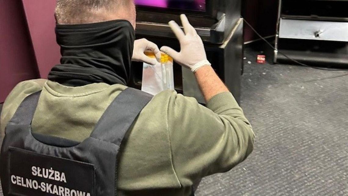 KAS i CBŚP zlikwidowały grupę przestępczą zajmującą się nielegalnym hazardem [ZDJĘCIA]