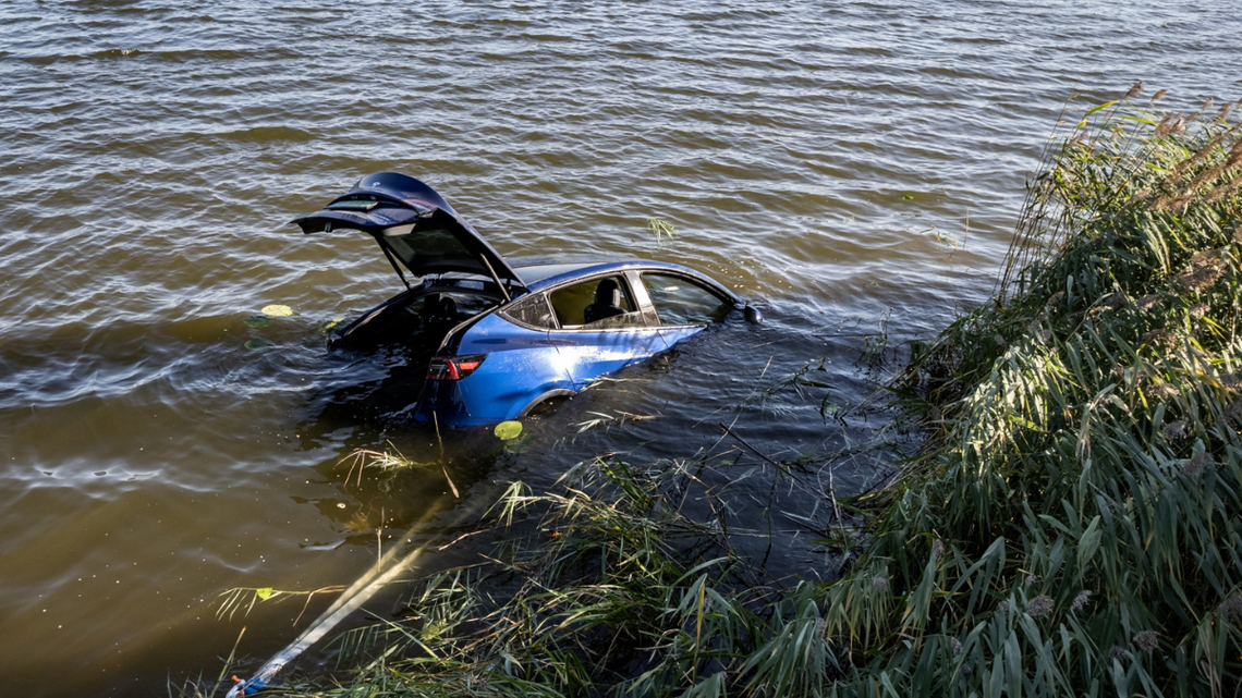 Kraj. Kierowca zatopił swoje auto, bo pomyliły mu się biegi