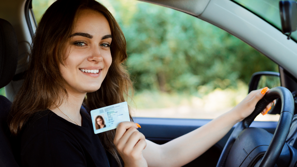 Kobiety za kółkiem - górą! Przeskoczyły mężczyzn w liczbie praw jazdy Kobiety za kółkiem - górą! Przeskoczyły mężczyzn w liczbie praw jazdy