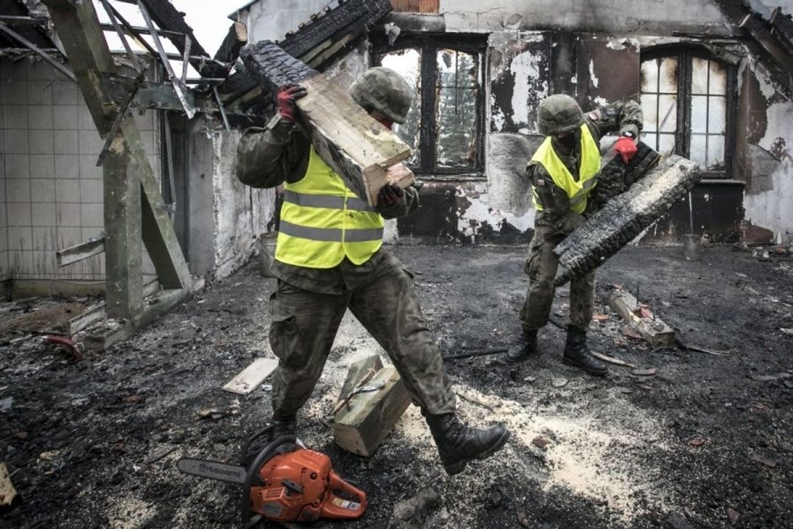 Kodeń: Żołnierze pomagają w sprzątaniu pogorzeliska