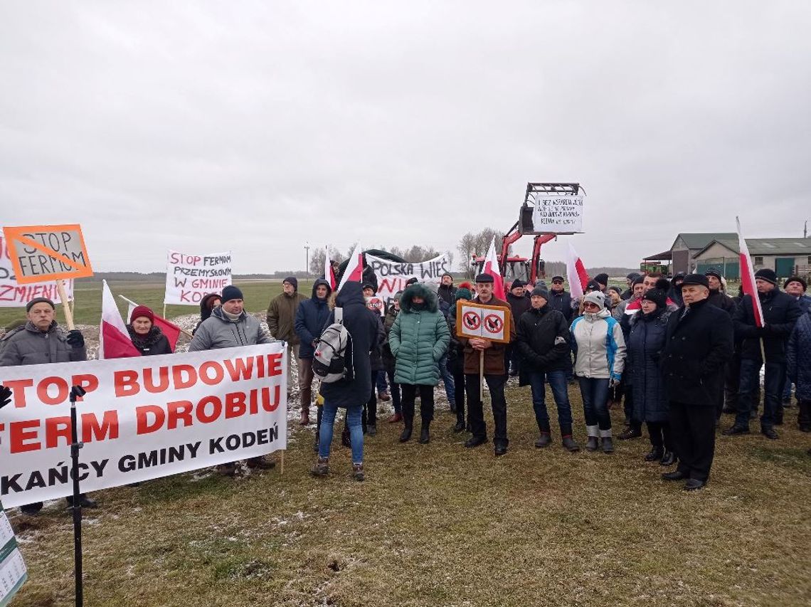 Przeciwnicy kurzych ferm protestują, Wipasz zaprasza do siebie, a wójt przeprasza