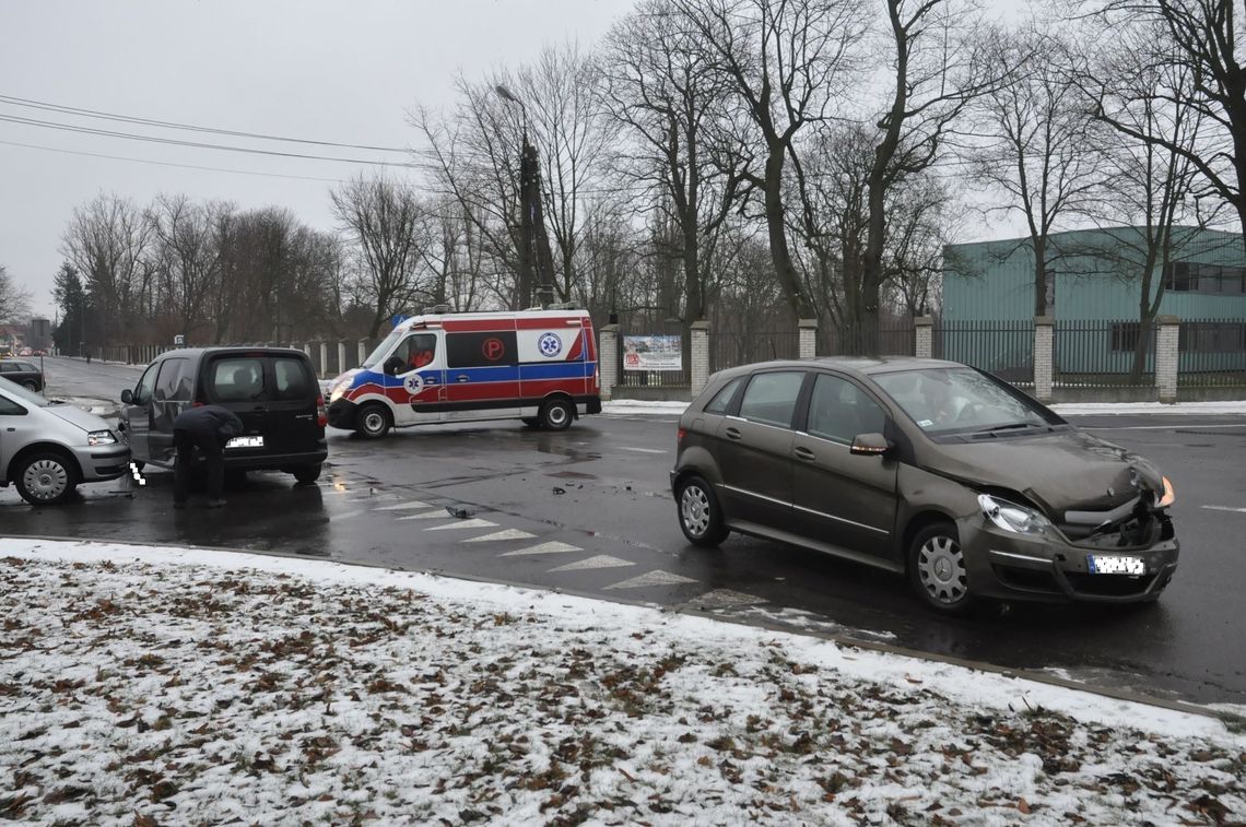 Kolizja trzech samochodów na skrzyżowaniu Kolizja trzech samochodów na skrzyżowaniu