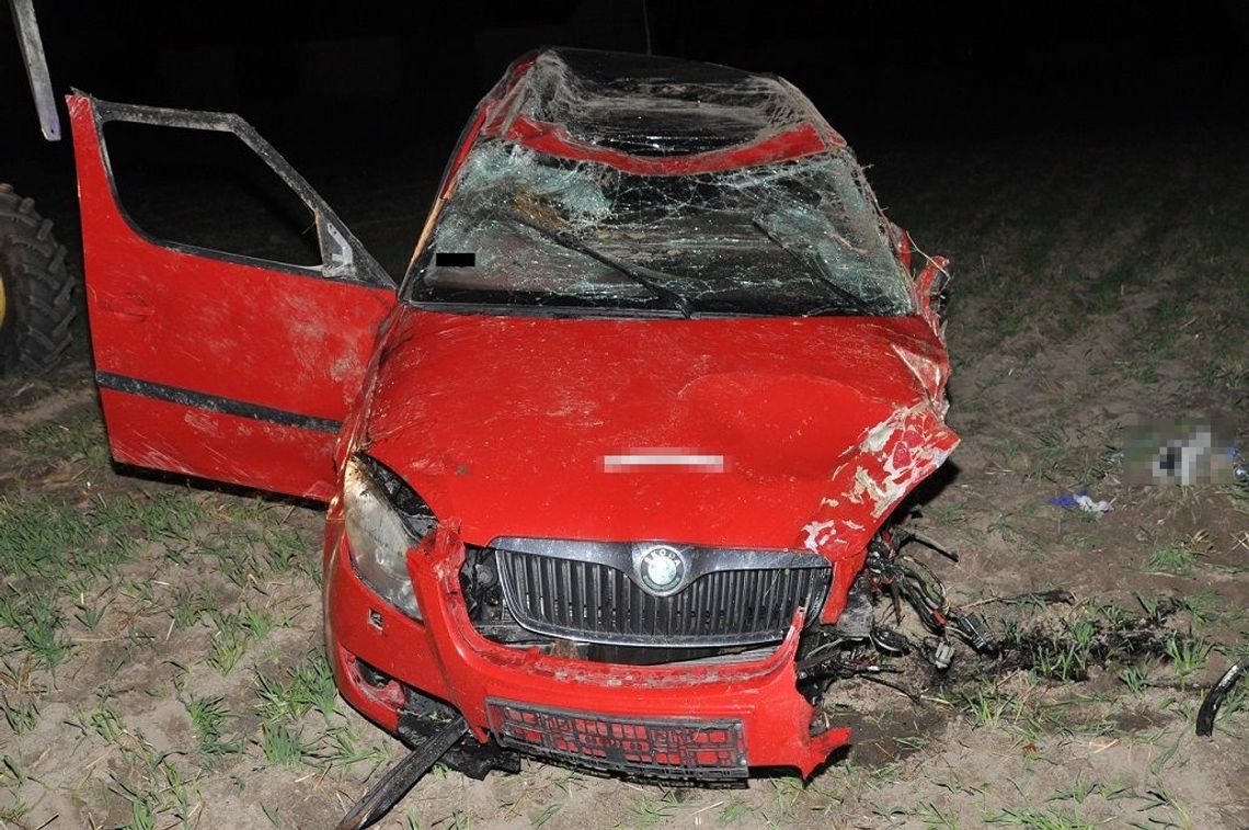 Komarno: Skoda po uderzeniu w audi wpadła na drzewo i dachowała