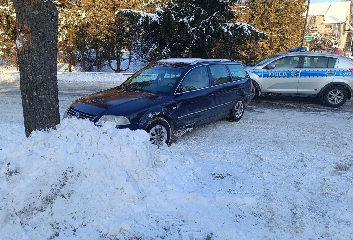 Komarówka Podlaska. Prowadził po alkoholu, jazdę zakończył w zaspie