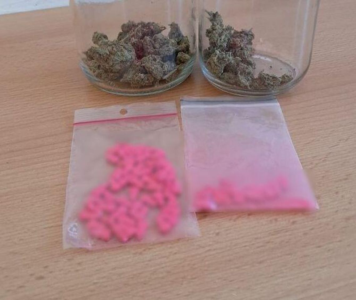 Bez prawa jazdy, ale z „towarem”. Kontrola drogowa zakończona zarzutami