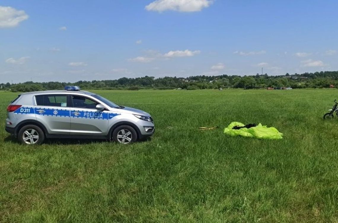 Lubelskie: Paralotniarz spadł na ziemię z 10 metrów. Z obrażeniami ciała trafił do szpitala