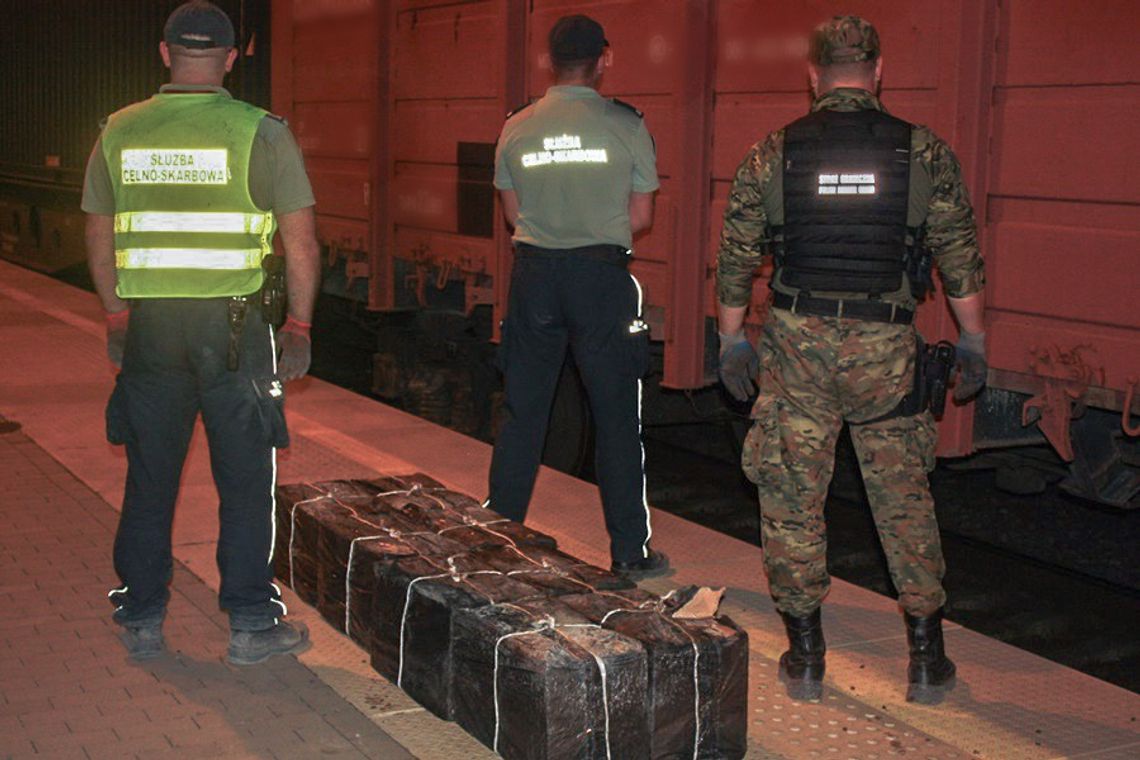 Kruszywo skrywało kontrabandę. Udaremniono przemyt 4 tys. paczek papierosów [ZDJĘCIA]