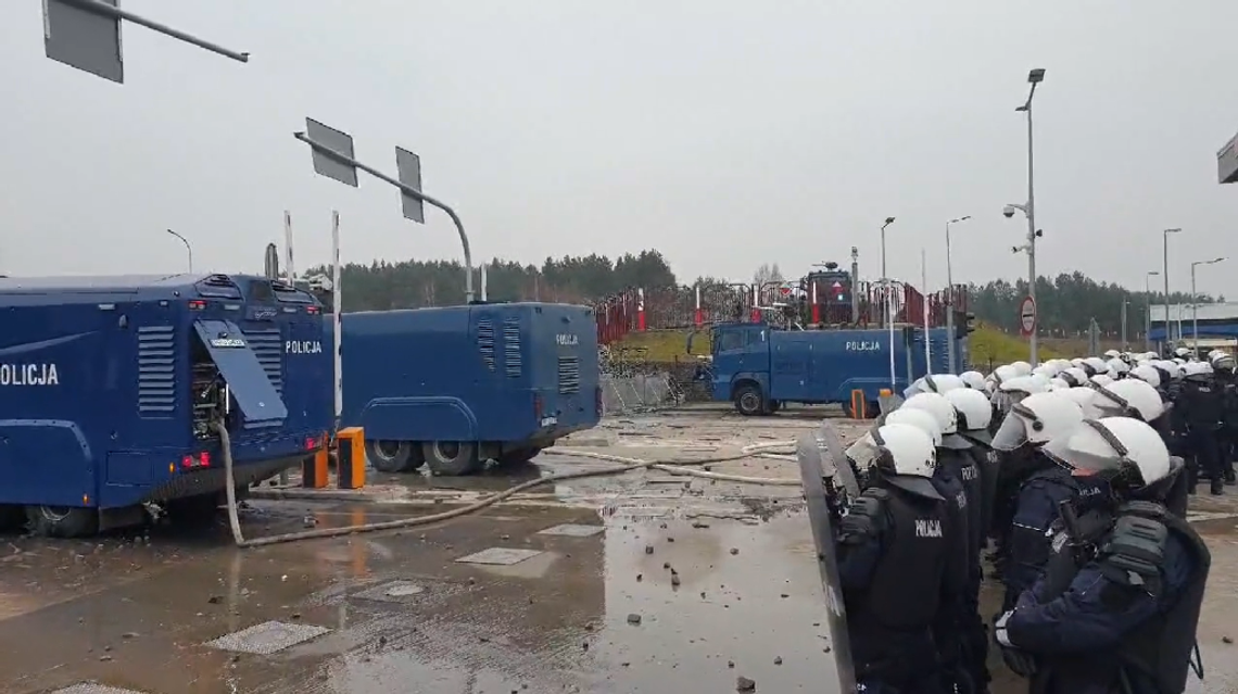Kryzys na granicy: W stronę polskich służb poleciały kamienie