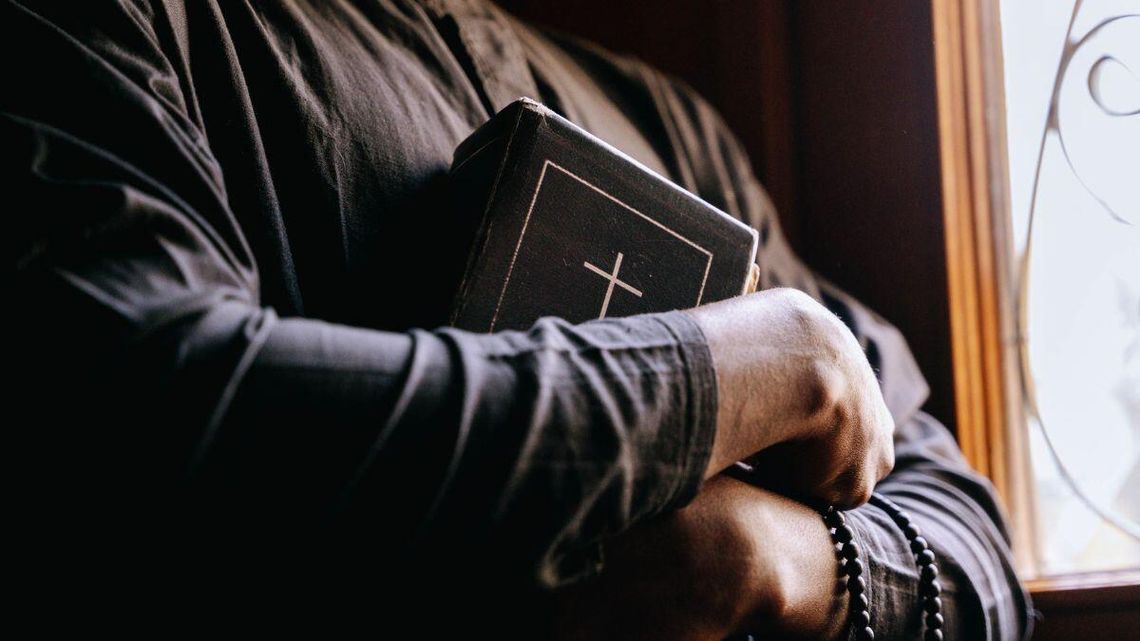 Książa zdejmują sutanny. Boją się w nich chodzić po ulicach