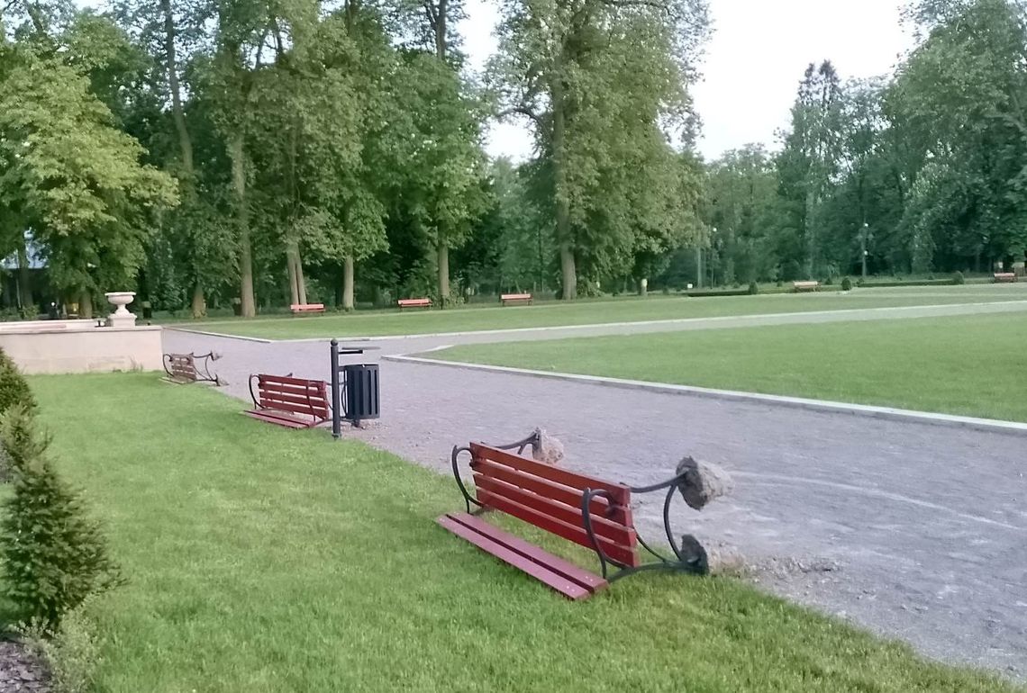 Ławki w parku Potockich zdewastowane. Policja szuka wandali