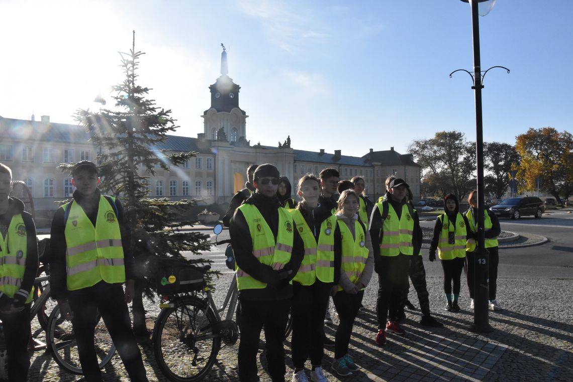 Lekcja historii na rowerach. Przemierzyli szlak miejsc pamięci