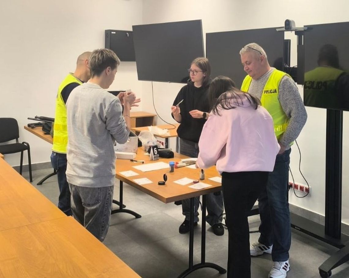 Licealiści na bialskiej komendzie Licealiści na bialskiej komendzie