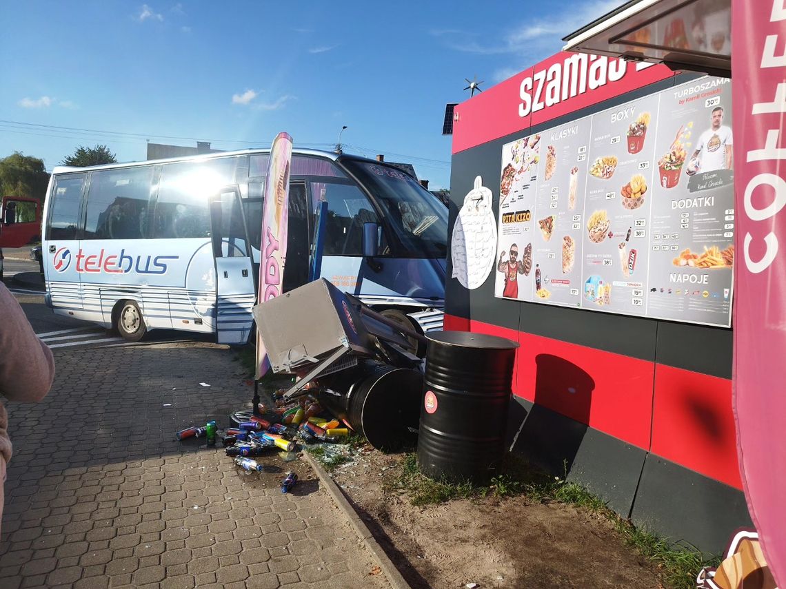 Łomazy. Autobus wjechał w budkę z kebabem [ZDJĘCIA]