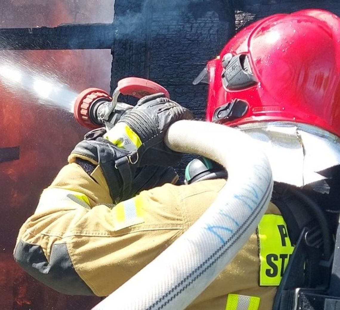 Łomazy. Paliły się palety z elektrośmieciami