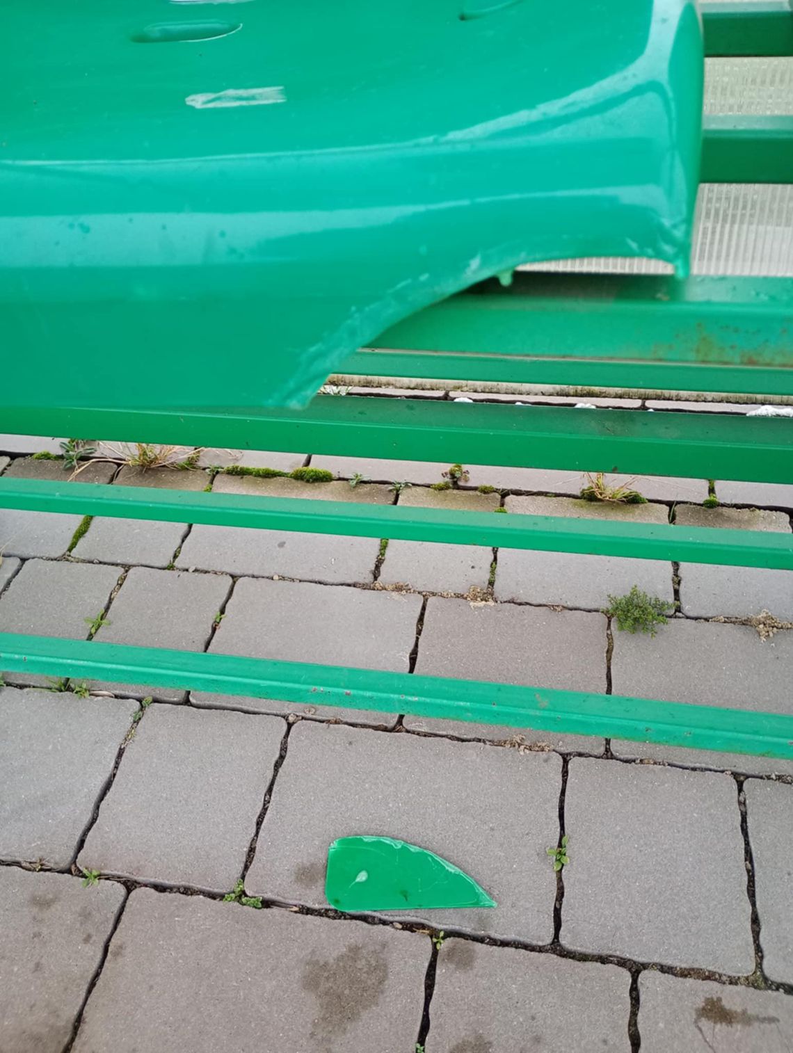 Łosice. Nowo wyremontowany obiekt znów niszczony łosice stadion wandalizm ławki