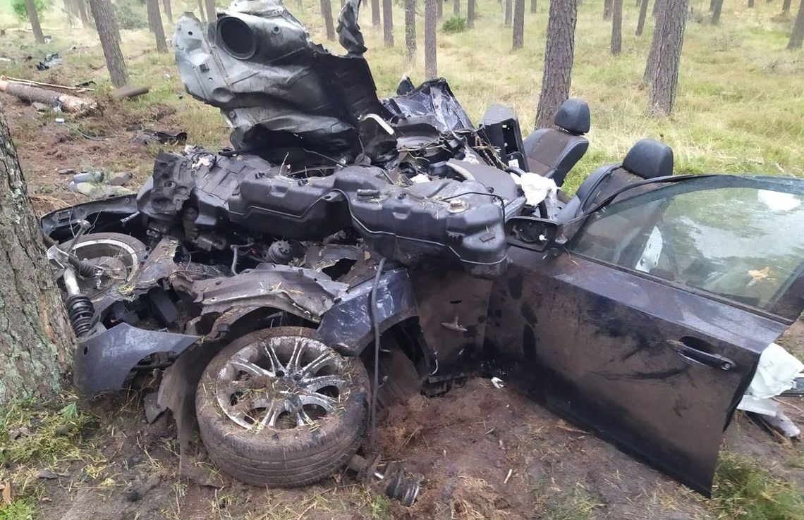 Lubelskie: Bmw rozpadło się na kawałki. Kierowca w ciężkim stanie