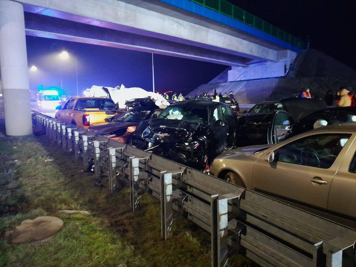 Lubelskie. Karambol na S19. Prawdopodobną przyczyną zderzenia 18 pojazdów była mgła [GALERIA ZDJĘĆ]