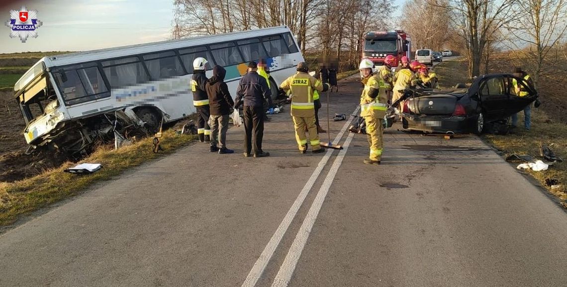 Lubelskie: Osobówka wjechała w autokar. 29-latek zginął na miejscu