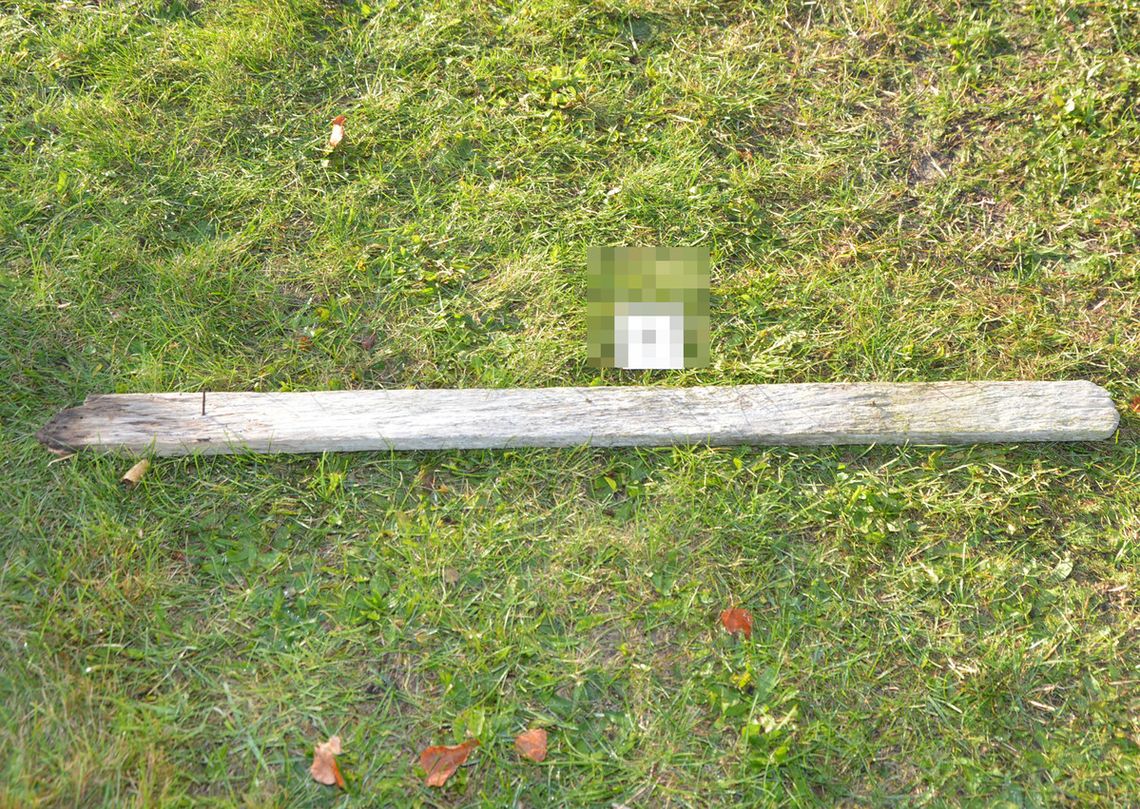 Brutalny atak drewnianą sztachetą – sprawcy w rękach policji