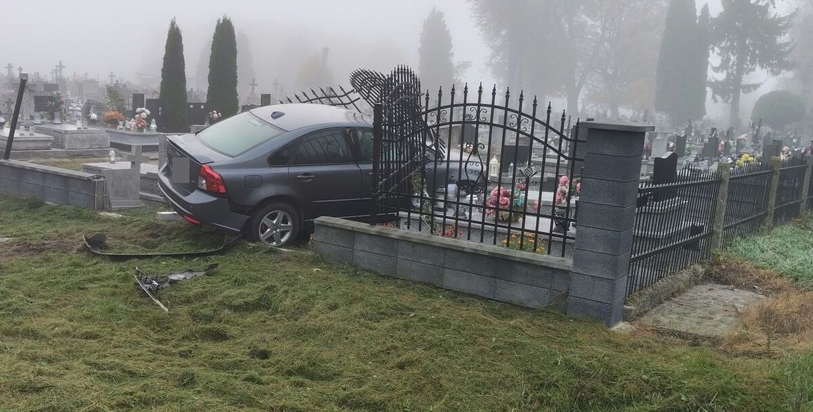Lubelskie. Stracił panowanie nad Volvo. Staranował cmentarne ogrodzenie Lubelskie. Stracił panowanie nad Volvo. Staranował cmentarne ogrodzenie