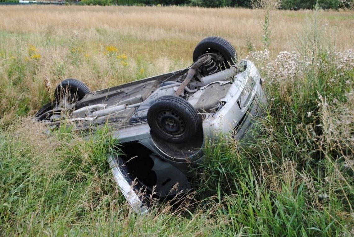 Lubelskie: Wjechał do rowu i dachował. W środku jechało 3-letnie dziecko