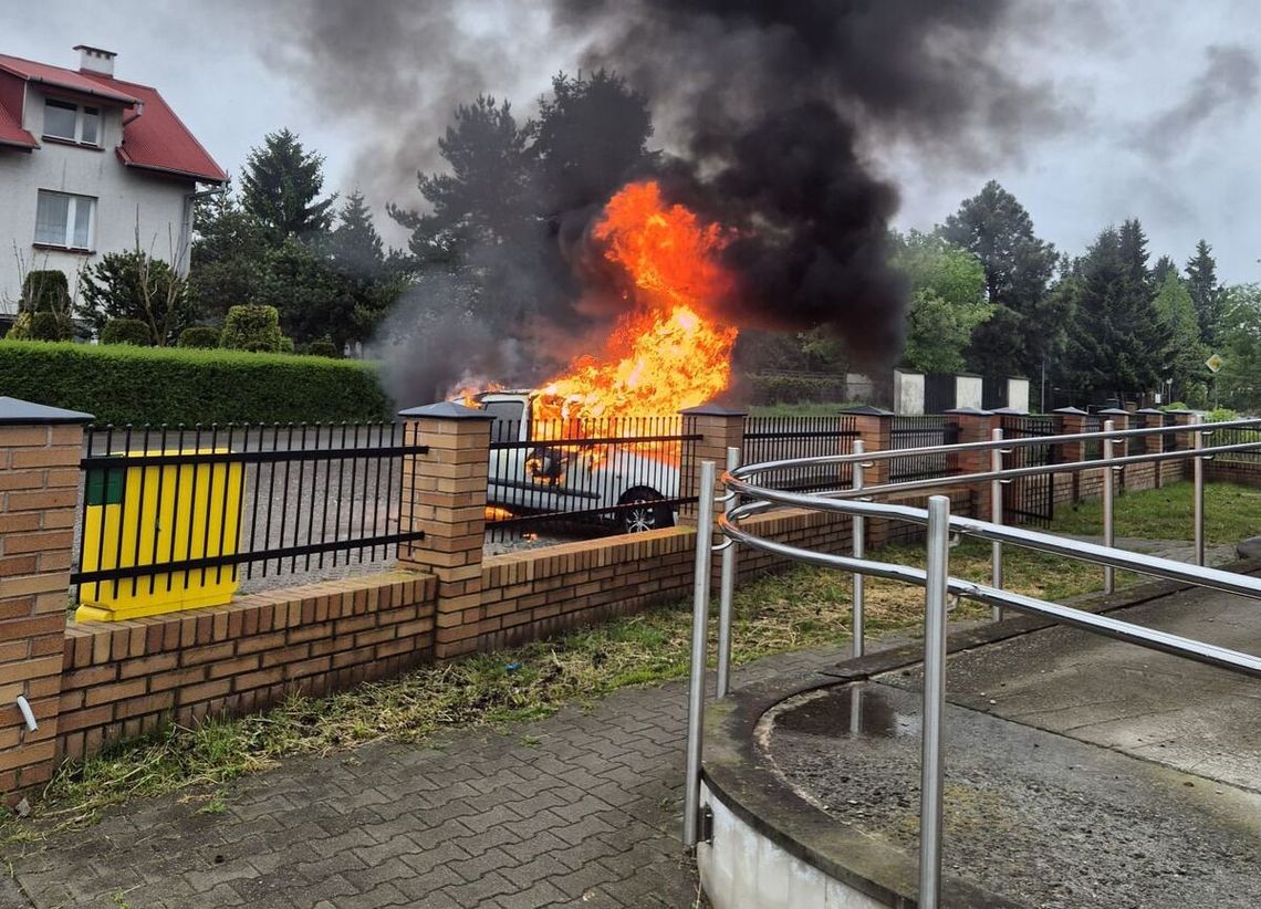 Lubelskie. Wyciągnął mężczyznę z auta. Chwilę później auto spłonęło