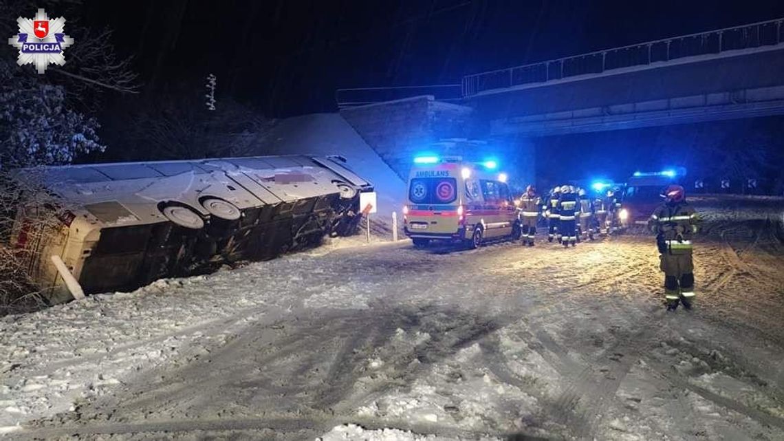 Lubelskie. Wypadek autokaru na DK 19. Trzy osoby zostały ranne [ZDJĘCIA]