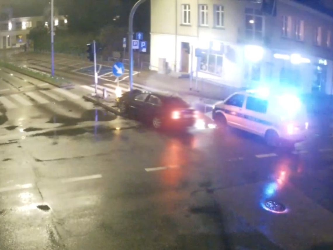 Łuków. Jeździł zygzakiem po mieście. Uderzył w słup [FILM]