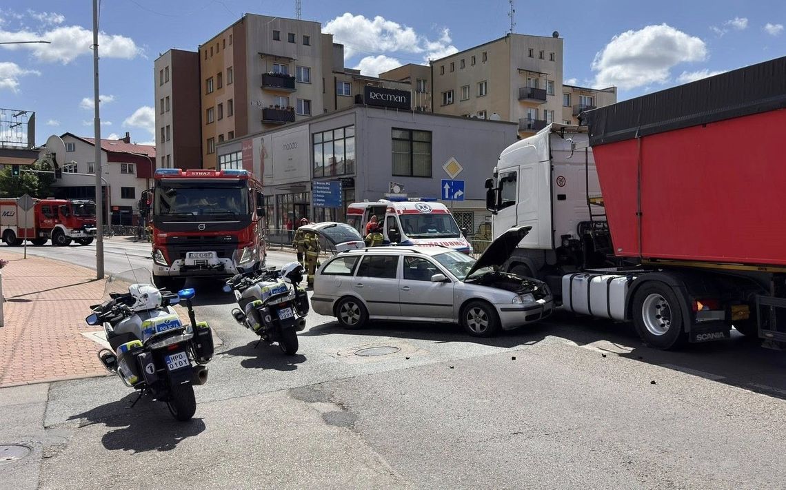 Łuków. Zderzenie osobówki z ciężarówką