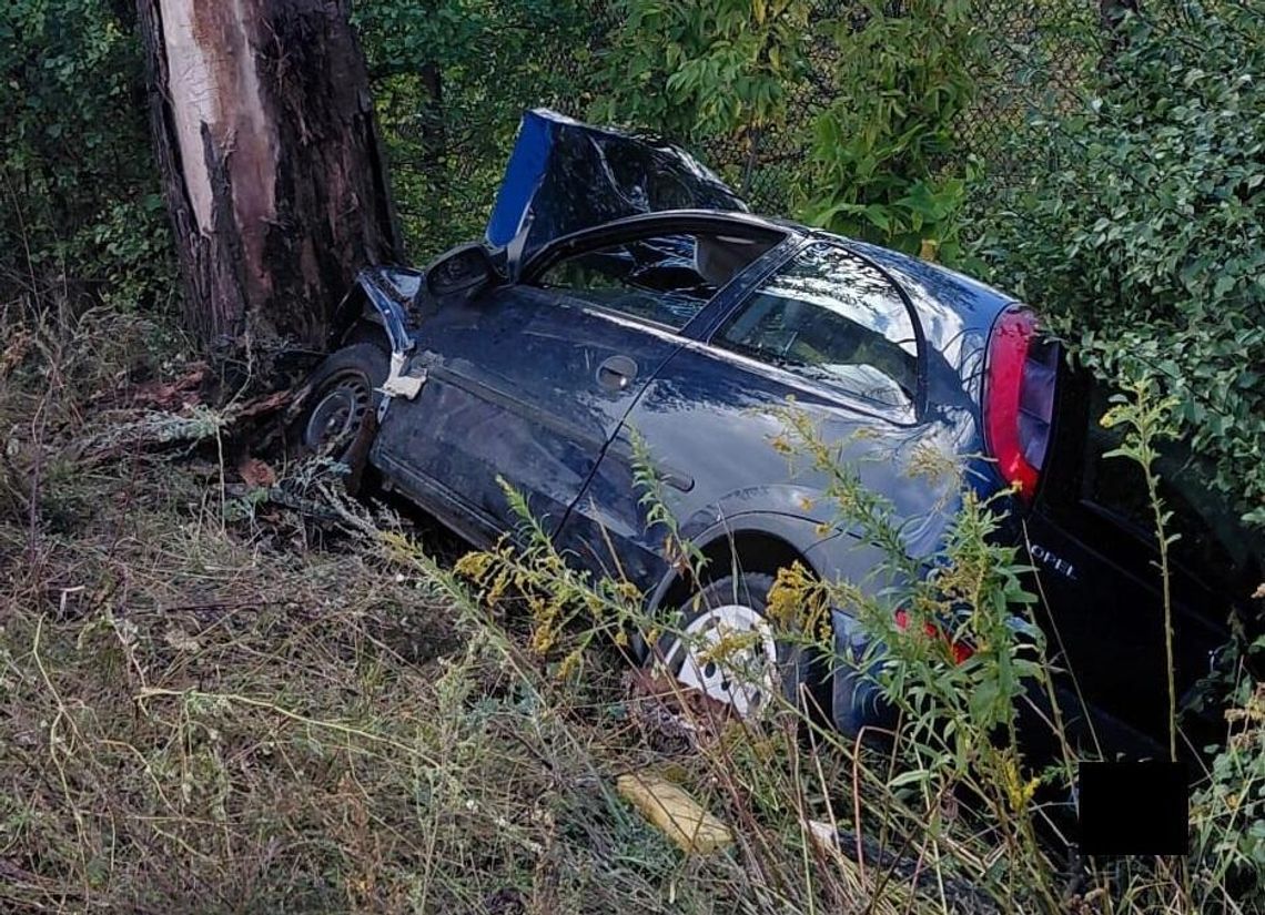 Małaszewicze Duże. Stracił panowanie nad autem. Uderzył w ciężarówki i drzewo