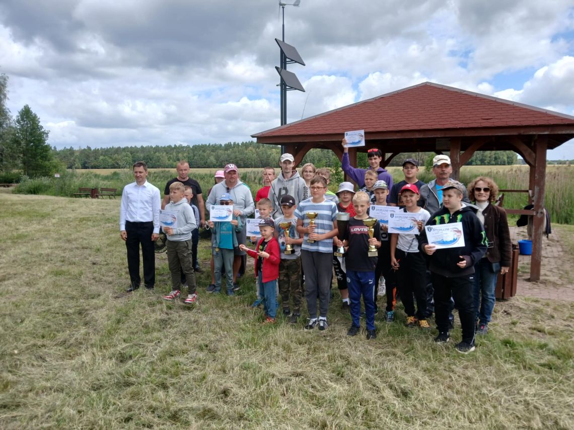 Mali wędkarze złowili puchar wójta