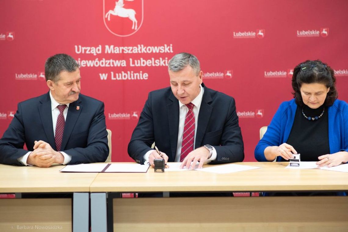 Marszałek podpisał umowy. Do kolejnych gmin trafi 27 mln zł