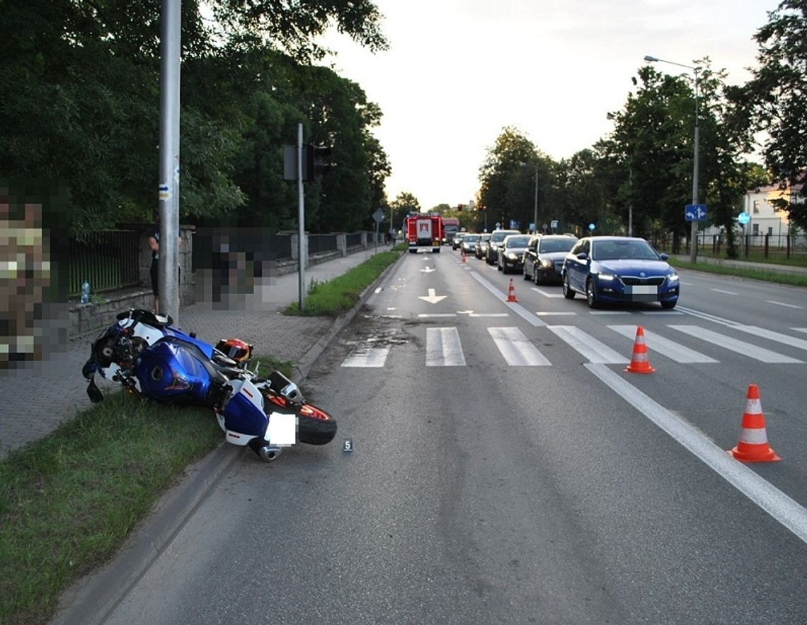 Maserati zderzyło się z motocyklistą. Motocykl uderzył w pieszych