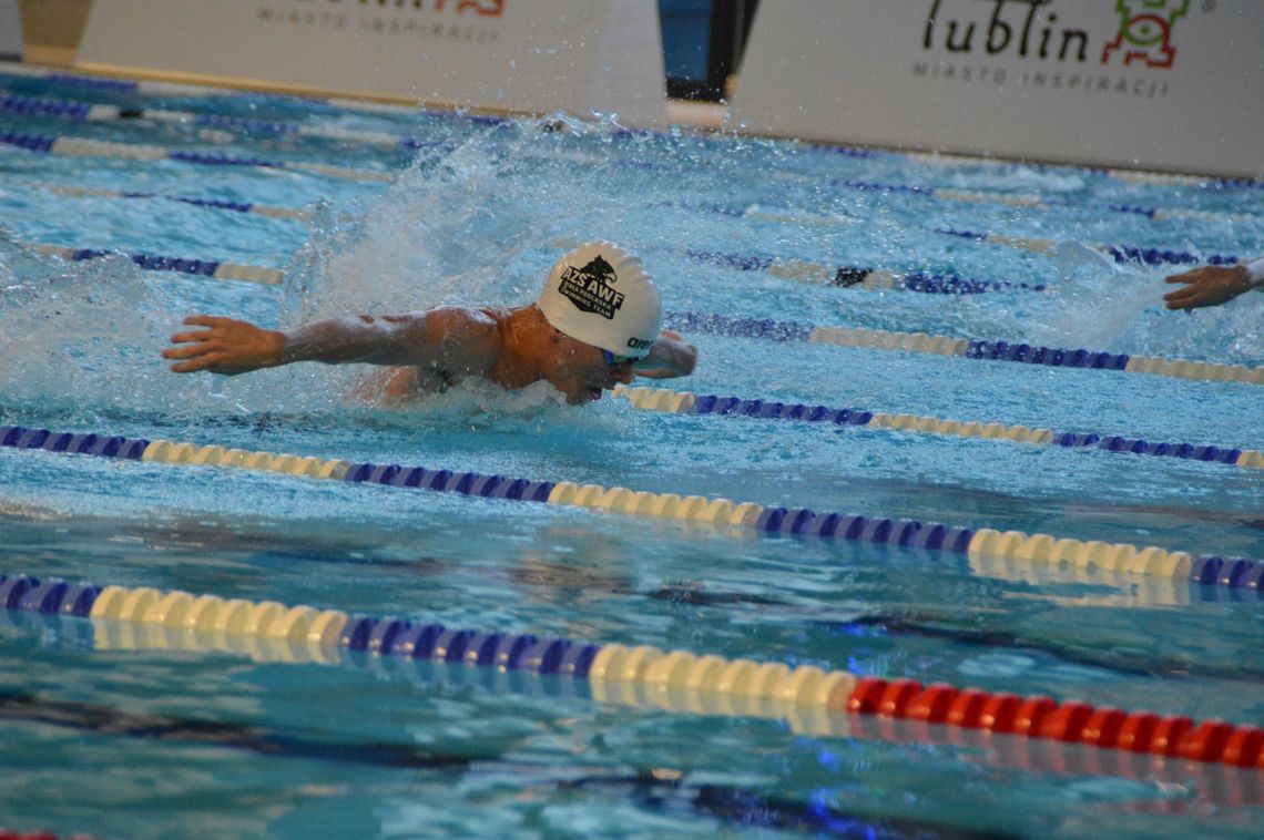 Medale i rekordy na basenie