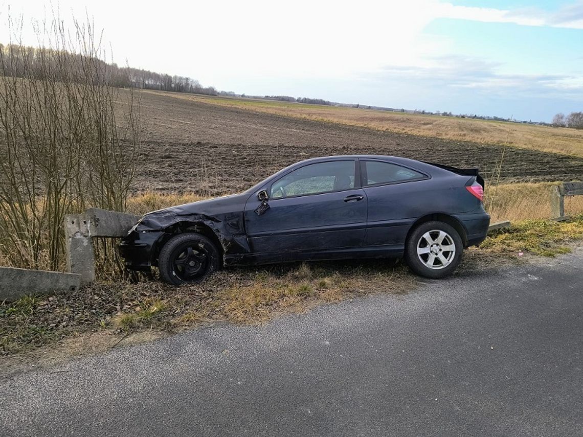 Mercedes wjechał w betonową barierkę. Jego kierowca był pijany