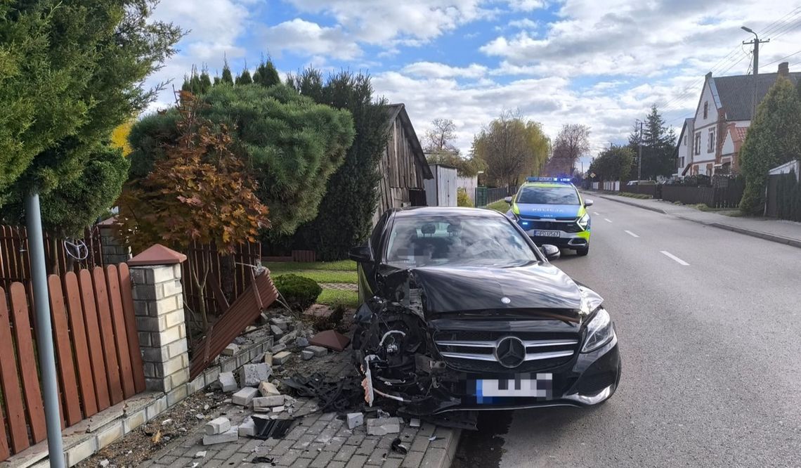 Mercedes wjechał w betonowe ogrodzenie. Kierowca z promilami i po narkotykach Mercedes wjechał w betonowe ogrodzenie. Kierowca z promilami i po narkotykach
