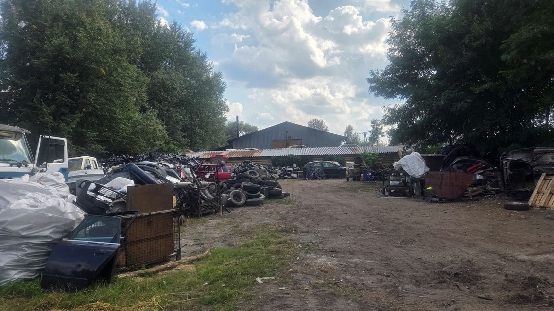 Miasto nabyło działkę, a tam pełno wraków