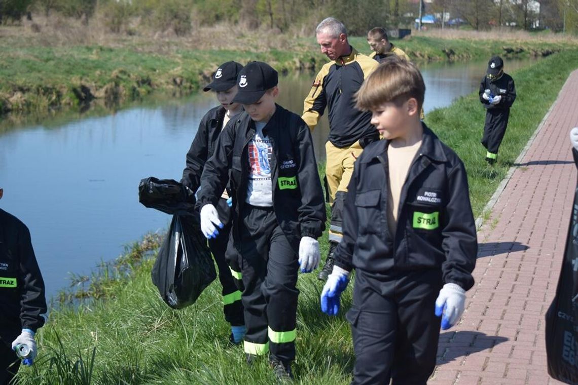 Międzyrzec Podlaski. Operacja "Czysta Rzeka" i oddanie do użytku paczkomatu na wodę