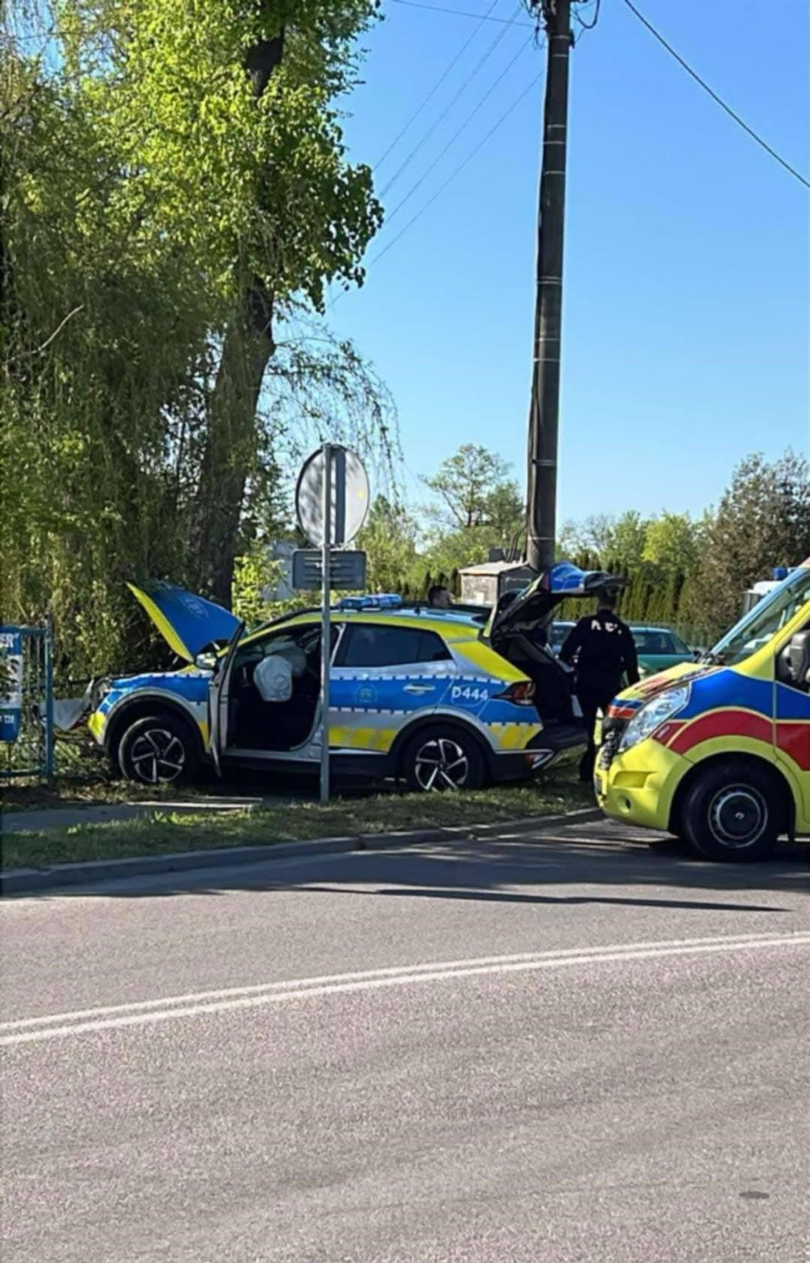 Międzyrzec Podlaski. Policyjny radiowóz wjechał w płot