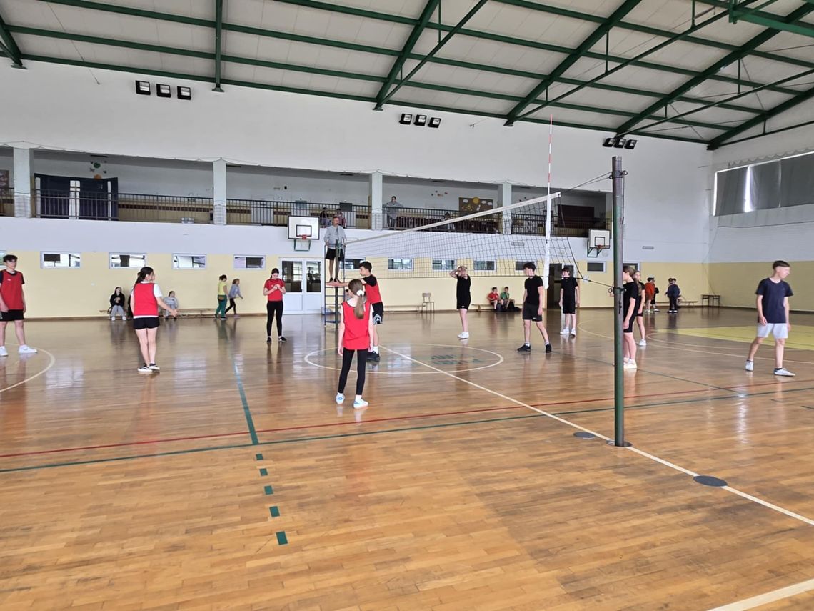 Międzyszkolne Zawody Siatkarskie Drużyn Mieszanych o Puchar Radnej Gminy Marty Piotrowskiej + GALERIA Międzyszkolne Zawody Siatkarskie Drużyn Mieszanych o Puchar Radnej Gminy Marty Piotrowskiej + GALERIA