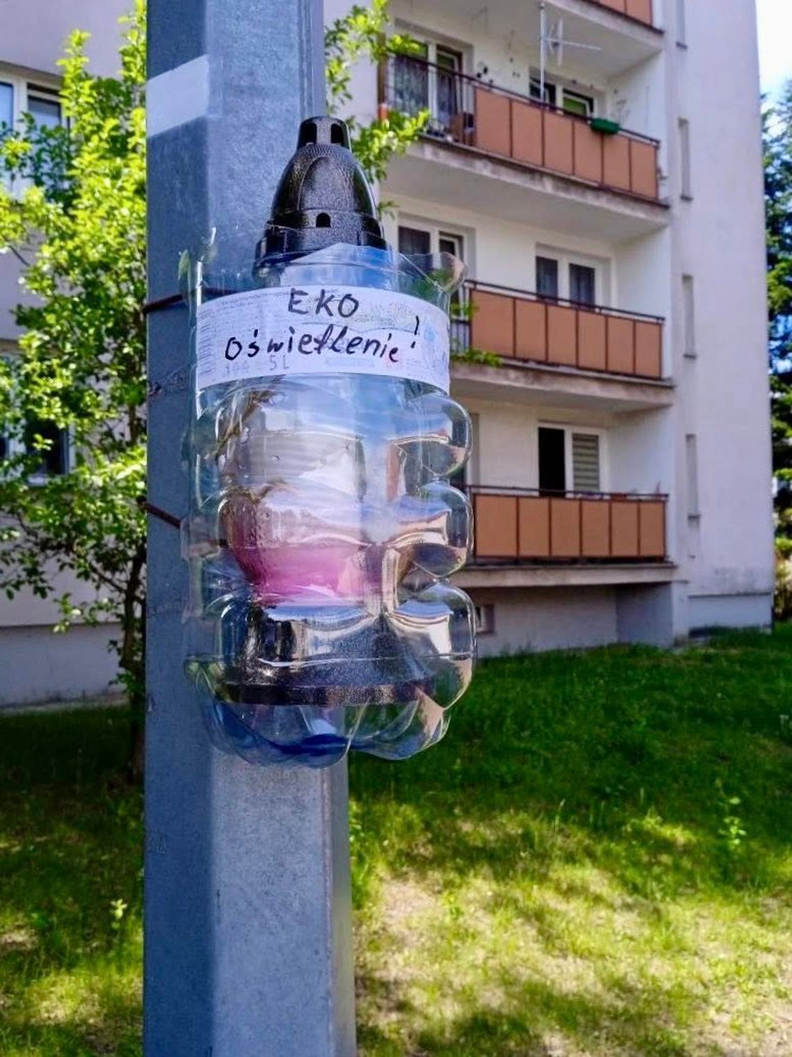 Mieszkańcy mieli dość ciemności. Zrobili sobie "ekooświetlenie" Mieszkańcy mieli dość ciemności. Zrobili sobie "ekooświetlenie"