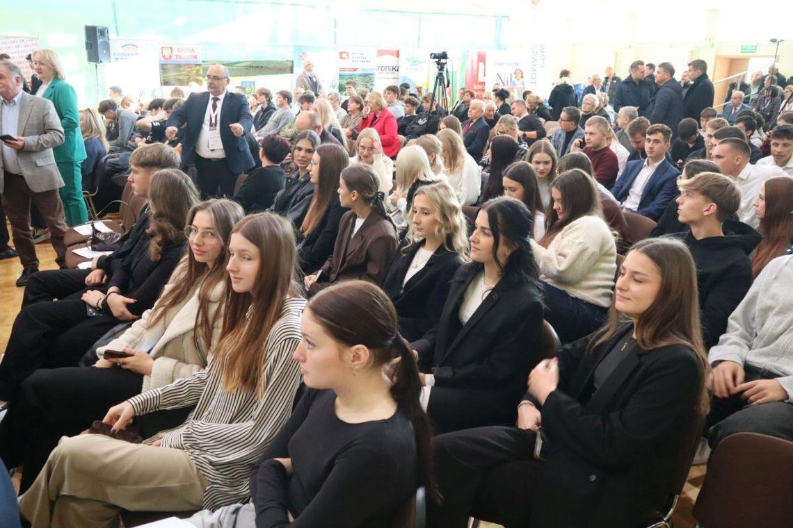 Mieszkańcy Tomaszowa Lubelskiego w oczekiwaniu na prezydenta Karola Nawrockiego