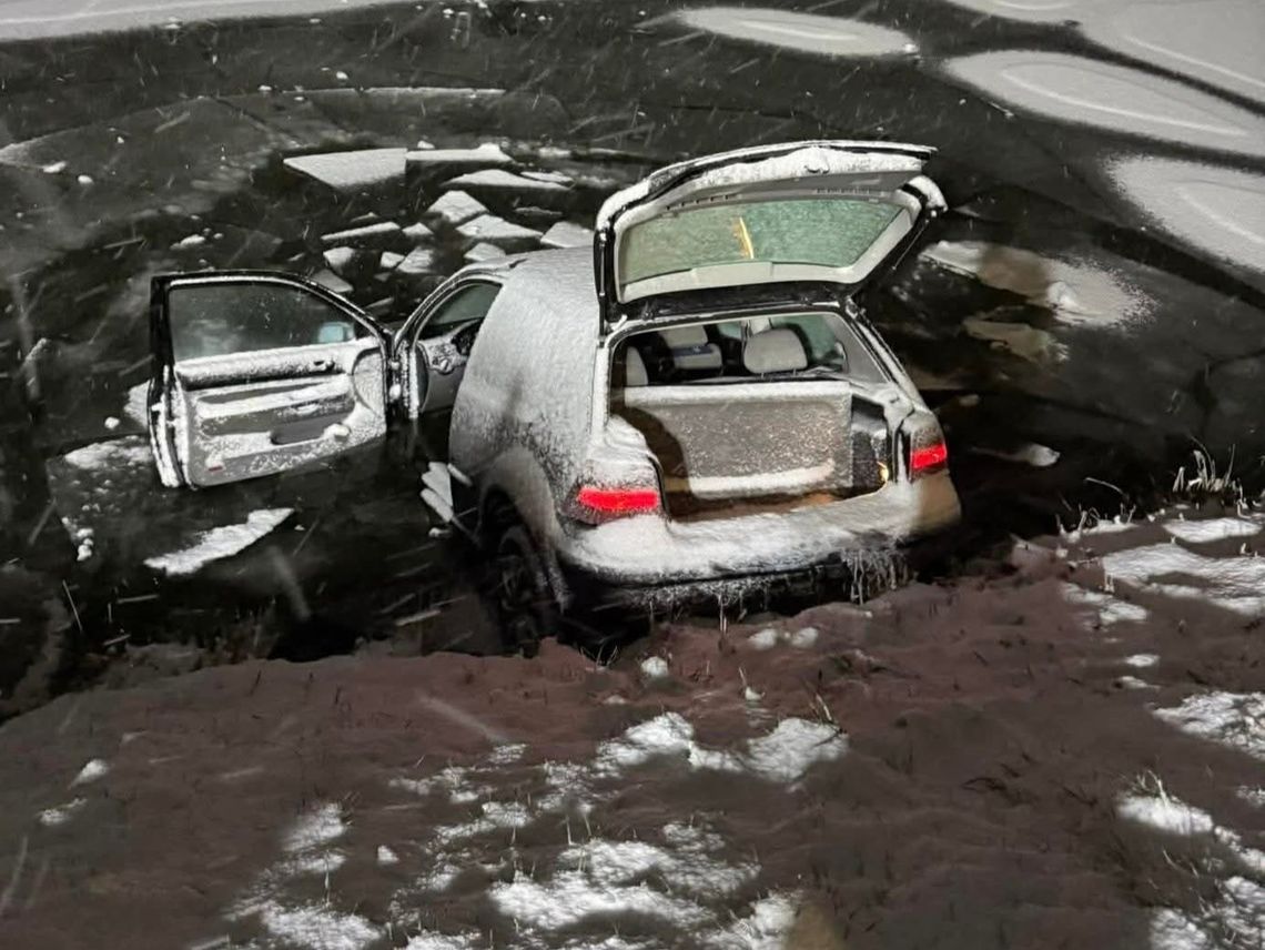 Lubelskie. Młodzi kierowcy przeszarżowali. Jedno z aut wylądowało w stawie